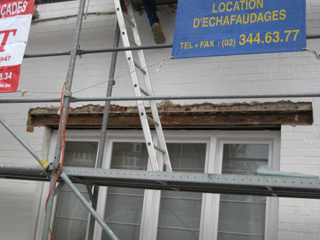 Réparation en cours d'une façade