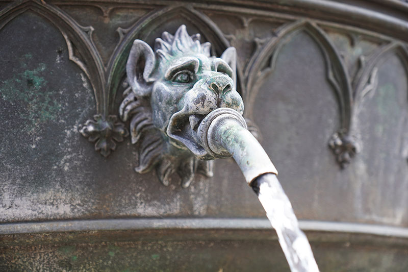 statue lion sur fontaine