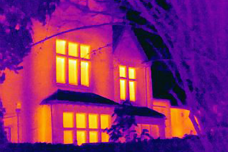 Thermographie montrant des ponts thermiques autour des fenêtres