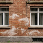 Façade en briques avec traces blanches d’efflorescences à Bruxelles