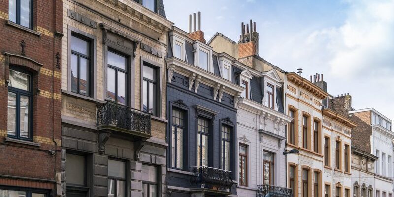 Rangée de maisons de ville bruxelloises dont les corniches couronnent le haut des façades